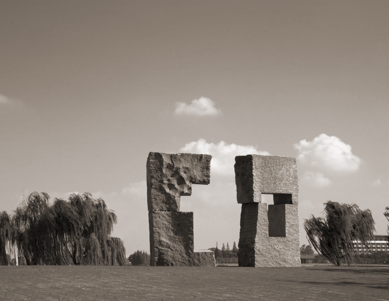 照片:1998 向打石的人致敬 花崗石 H4米 上海月湖雕塑公園