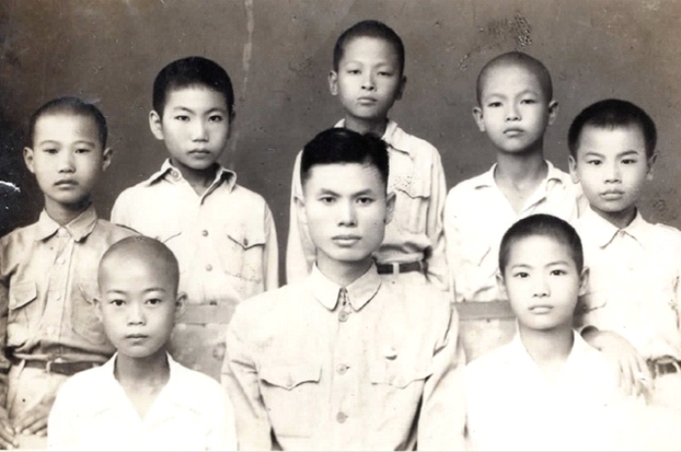 照片:小六的楊元太（前左一）畢業前夕順利考上東石初中，當時還沒實施九年國教。