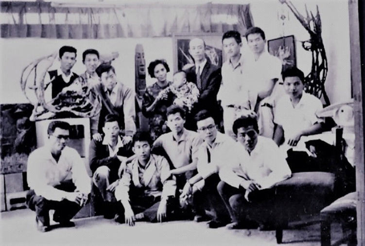 照片:左三斜肩為楊元太，旁邊是抱著小孩為的楊英風夫婦