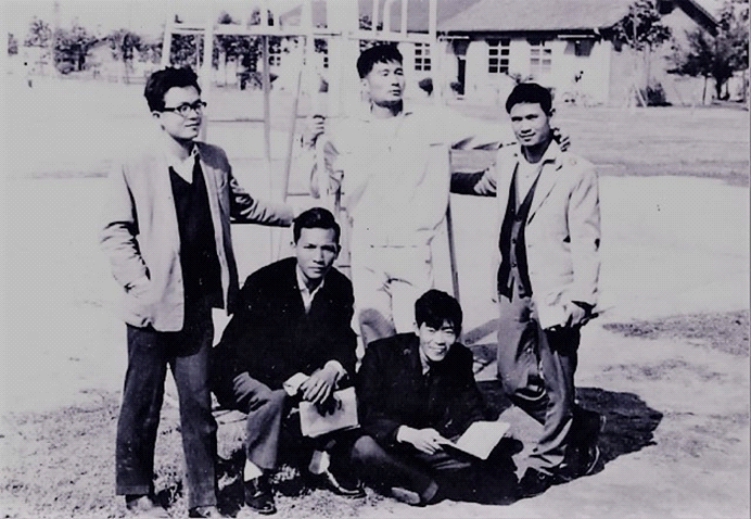 照片:藝專時期的楊元太（草地翻書者）