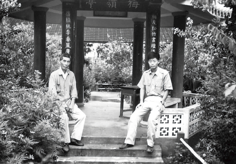 照片:1966 東石中學梅嶺庭與恩師吳梅嶺合影