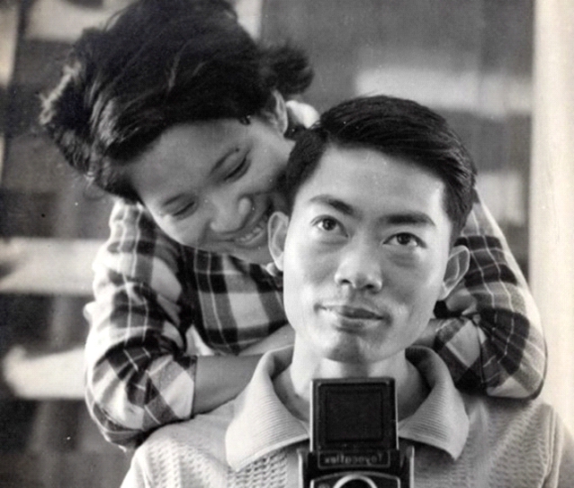 照片:婚後的楊元太與陳春櫻拿著相機自拍