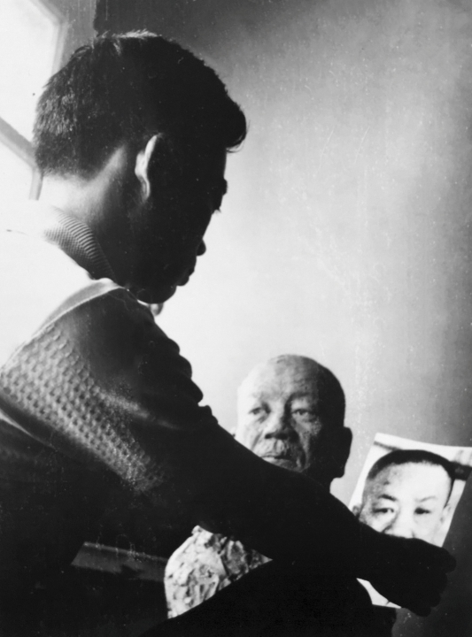 照片:1969 於朴子舊家受託為人塑像