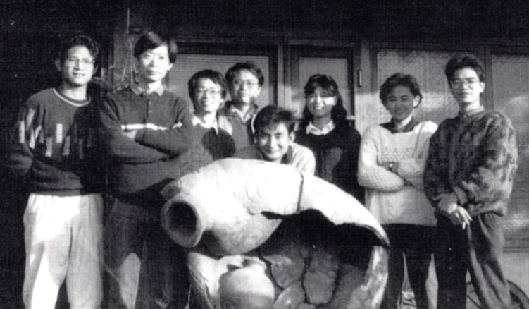 照片:1986 李永豐與楊元太（左一左二）前為楊元太作品《依偎》