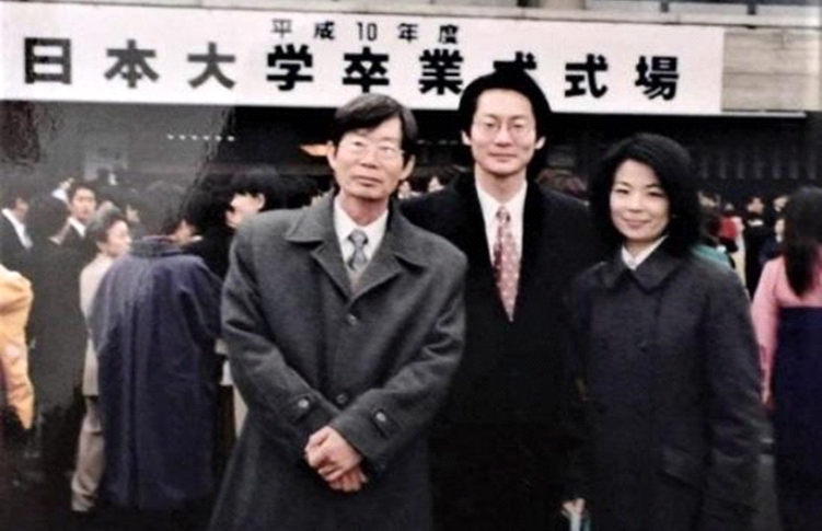 照片:1999年楊元太到東京參加長子楊上峰的畢業典禮，右邊王怡文